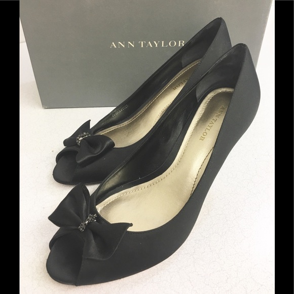 Ann Taylor Shoes - Gorgeous Ann Taylor satin pumps